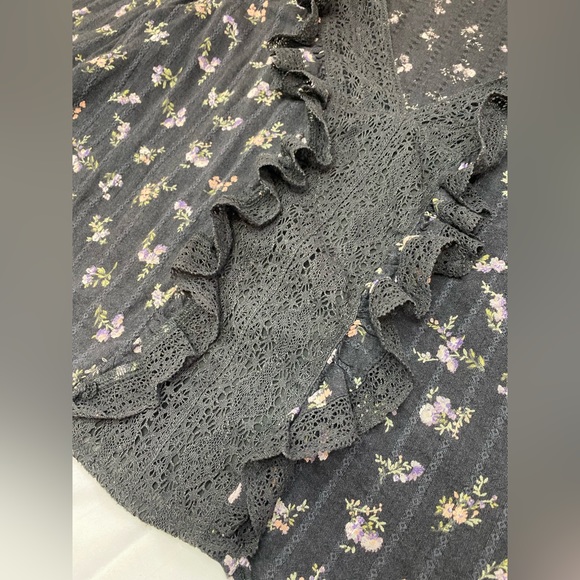 American Eagle Outfitters V Neck Floral Crop Top - Picture 3 of 11